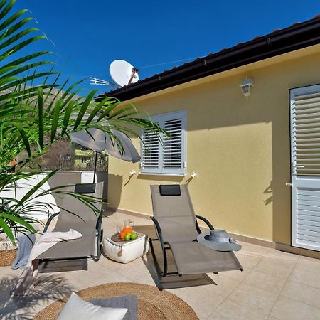 Luxury Villa Lelu With Heated Saltwater Pool, Parking, High Speed Internet, Bbq, Zrnovnica Екстер'єр фото